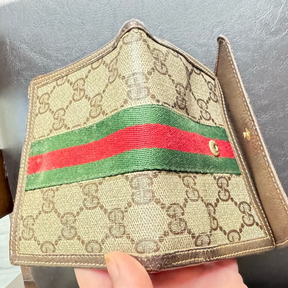 GUCCI
Beige and Brown Wallet with Red and Green Stripe-Pre-loved - Picture 6 of 13